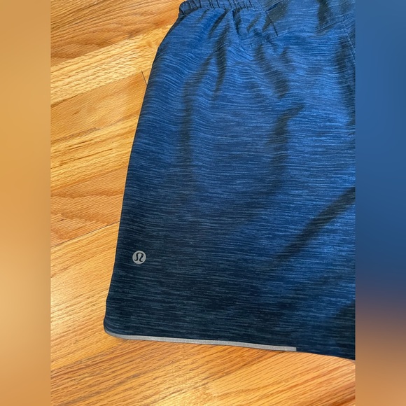 Lululemon Men’s Lined Navy Shorts (Size large) - Picture 6 of 8